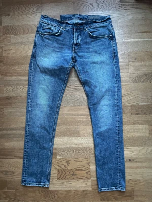 Dondup George - Jälvigt fett par Dondups i deras mest populära modell med en fet slitning Nypris 3000+ Skick 10/10 Enormt sköna och gjorda i extremt hög kvalitet