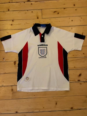 England retro tröja - Säljer min äkta  England retro tröja som använts sparsamt få gånger