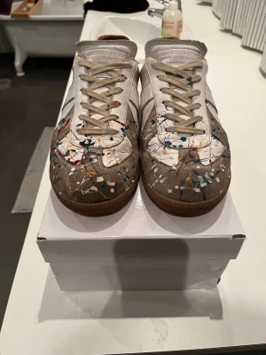 Maison Margiela  - Tjena säljer nu mina maison margeila gats då jag har tröttnat lite på dem nu under hösten det är storlek 43 och sen sitter perfekt. 