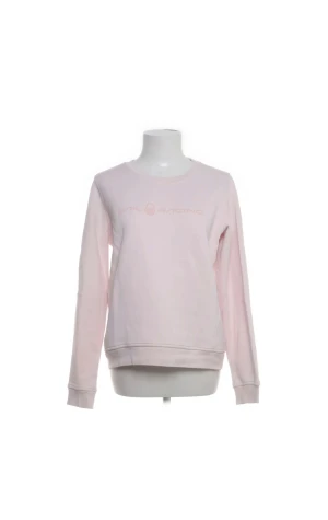 Ljusrosa Sail Racing sweatshirt - Sweatshirt från Sail Racing i en ljusrosa ton med diskret logga broderad framtill och bak i nacken. Tröjan har rund hals, långa ärmar och ribbade muddar vid ärmslut och nederkant. Tillverkad i mjuk bomull för skön känsla.