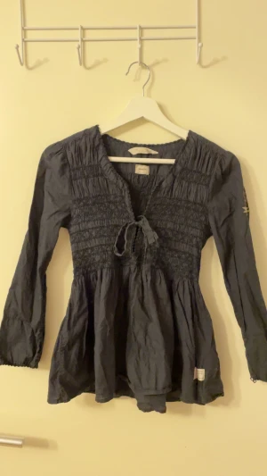 Svart blus från Odd Molly med knyt - Fin bild från Odd Molly😊🌸säljer bara via (Instabox) allt jag säljer kommer ny tvättat💕