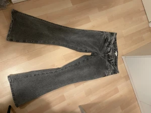 Grå bootcut jeans - Snygga grå jeans med bootcut-modell och låg midja. Jeansen är även stetchiga. Bara använda en gång och köptes för ungefär 350kr