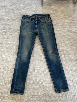 Levis 511 jeans - Säljer ett par otroligt snygga Levis 511 jeans (slim fit) då jag har vuxit ur dem. Väldigt snygg färg och tvättning. Nypris 1200kr+. Storlek 28/32 (jag är 183 cm & dem är för små). OBS- jeansen är tidigare lagade vid skrevet men är som nya nu. Även en slitning vid vänster ficka finns (kolla bilder. 