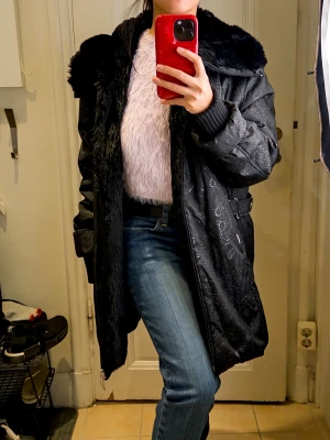 Vintage love winter black paisley faux fur coat - Unik Black Winter Vintage Coat with Faux Fur Collar - Size M/L Stay warm and stylish with this elegant black winter coat featuring a subtle paisley-style textured pattern throughout. The soft, plush faux fur collar adds extra warmth and a luxurious touch. Warm, padded design • Soft faux fur collar • All-over subtle paisley textured pattern Condition: Great vintage condition no visible flaws. 