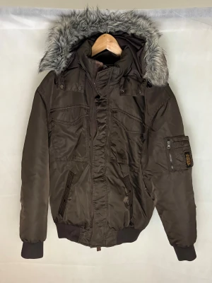 Ralph Lauren dunjacka  - Modellen är 185. Passar M