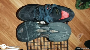 Svarta sportiga sneakers med röd mesh - Säljer ett par svarta sneakers från Kool med snygga röda meshdetaljer på ovansidan. Skorna har snörning och en ventilerande ovandel i syntetmaterial. Sulan är robust och designad för bra grepp, perfekt för dig som gillar sportig stil.