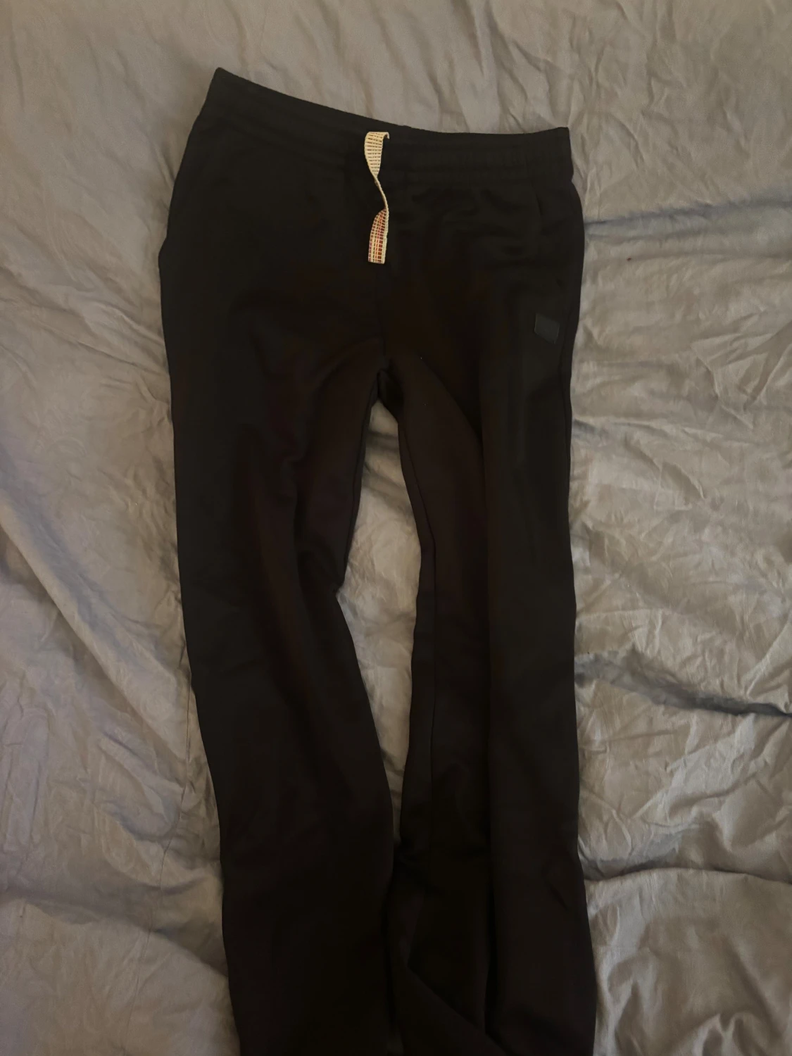 Svarta mjukisbyxor med snörning