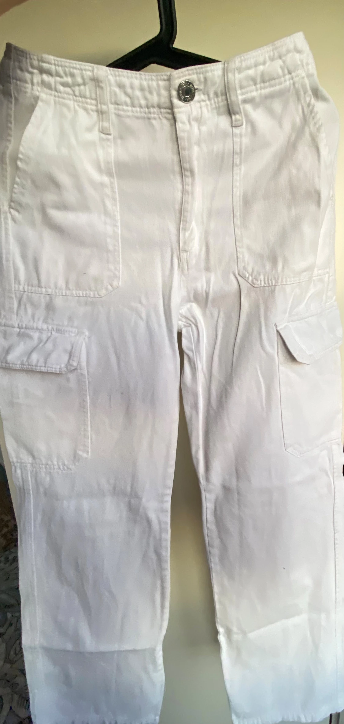 Vita cargobyxor med raka ben