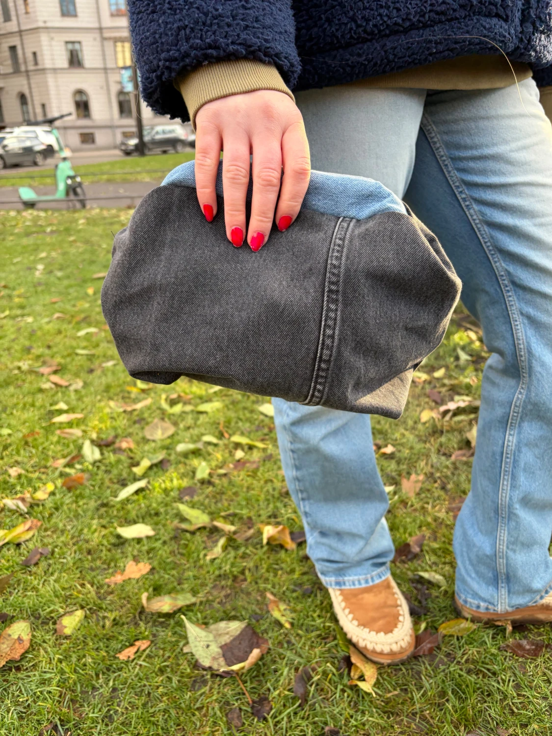 Grå denim clutch med blå detalj - 1
