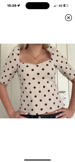 Säljer denna super söta prickiga topp från hm i nyskick! Första bilden är lånad💕