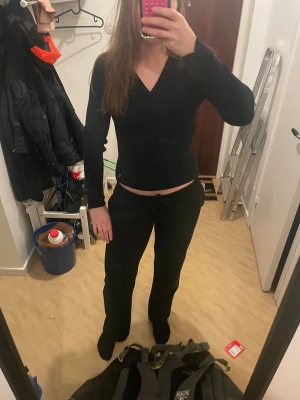 Stickad tröja - Säljer denna jätte sköna stickade tröja som ej använs. Pris kan diskuteras, aldrig använd! Det synns inge riktigt på bilden men kanterna går lixom över varandra i uringningen, jättesnyggt! 