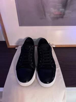 Lanvin - Säljer nu dessa extremt schyssta Lanvin cap toes i Size 8. Skorna är i väldigt bra skick utöver lite repor på tån och att sulan är blekt. Mockan är i fint skick och sulan är också det. Inget og medföljer! Cond 8/10 Snabba och enkla deals prioriteras i vanlig ordning!