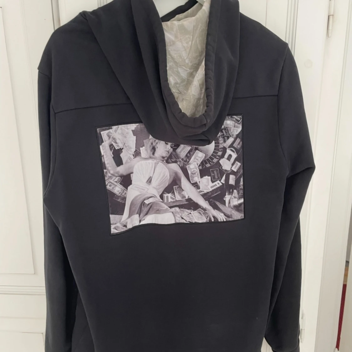 Svart hoodie från Limitato x Terry O'Neill - 1