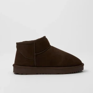 Mörkbruna Nelly-”uggs” - Populära mini boots från Nelly i färg som utgått! Köptes för 300kr och är använda ett fåtal gånger.