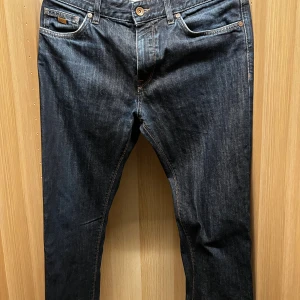 Mörkblå Hugo boss sterch jeans 32/34 - Snygga mörkblå Hugo boss jeans.Storlek 32/34 köpte i Hugo boss butik har tyvärr inget kvitto.Tveka inte på att höra av er.Priset kan gå ner.Typen på jeansen är stretch 