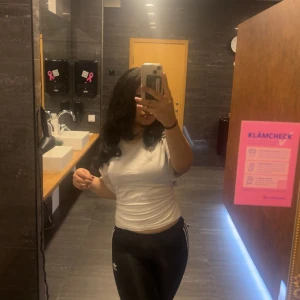 Vit croppad topp med knyt i ryggen - Säljer en vit samt en svart croppade toppar med korta ärmar och snygg knytning i ryggen. Toppen har en enkel och fräsch design som passar perfekt till jeans eller leggings. Materialet känns mjukt och bekvämt mot huden. Perfekt för dig som gillar stilrena plagg med en twist. Säljer båda dessa toppar för endast 199 kr (Pris går att diskutera, om du endast vill ha ett av topparna kontakta mig så löser vi det tillsammans) 