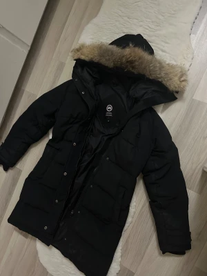 Svart Canada Goose dunjacka med päls - Canada goose jacka storlek L, dragkedjan och knappen längst ner fungerar inte. 