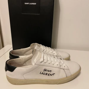 Saint Laurent skor  - Säljer nu dessa Saint Laurent skor i storlek 39, skriv för fler bilder/frågor🙌🏼