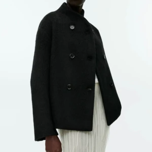 Arket jacka - Säljer min otroliga kappa från Arket då den inte kommer till användning, Jackan är i storlek S och i princip nyskick, perfekt till vintern❤️