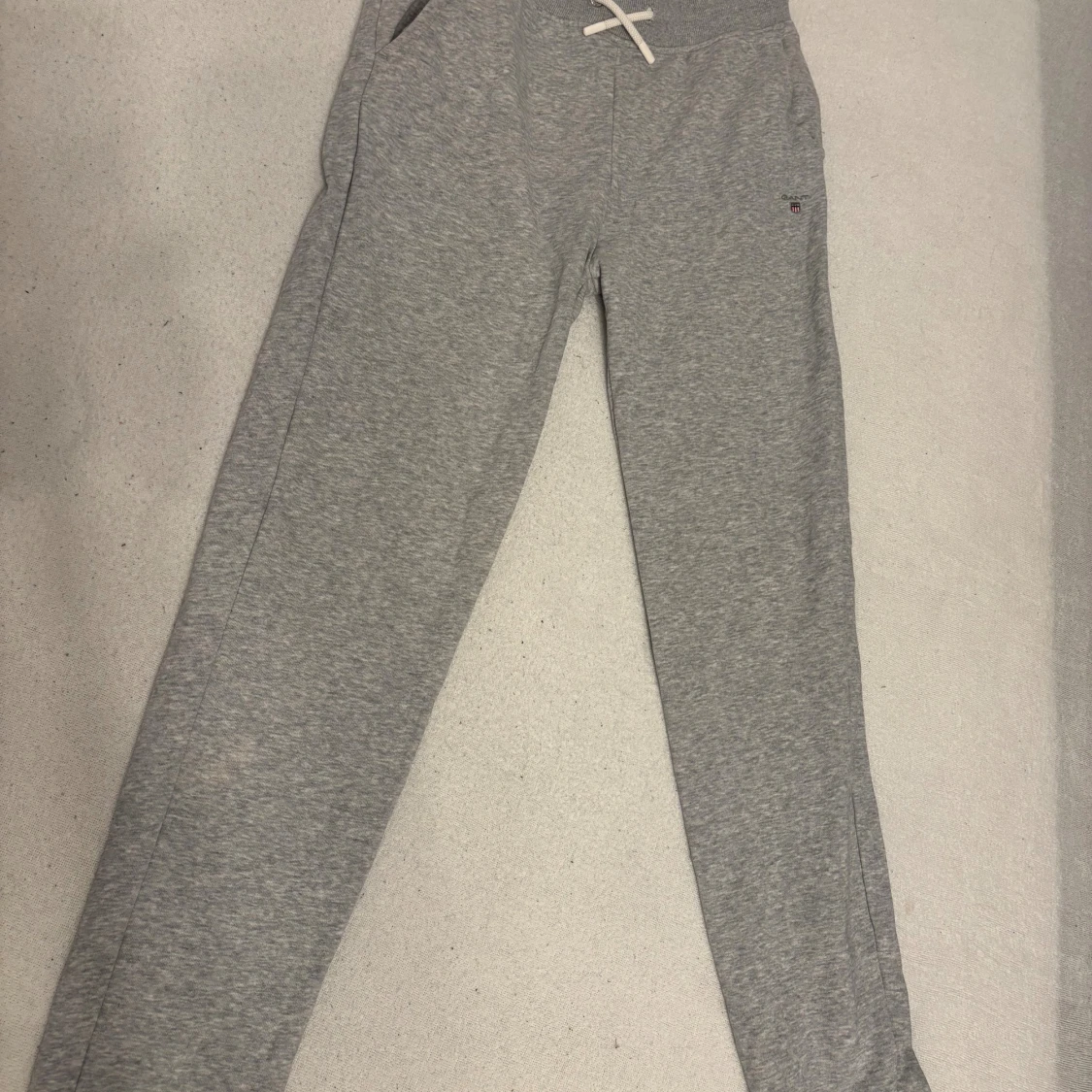 Grå mjukisbyxor från GANT med snörning