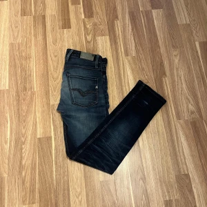 Replay anbass 29/32 - Nu säljer vi ett par riktigt feta Replay anbass i storleken 29/32! Skick:10/10! För mer info,bilder eller priser, så är det bara att höra av sig!