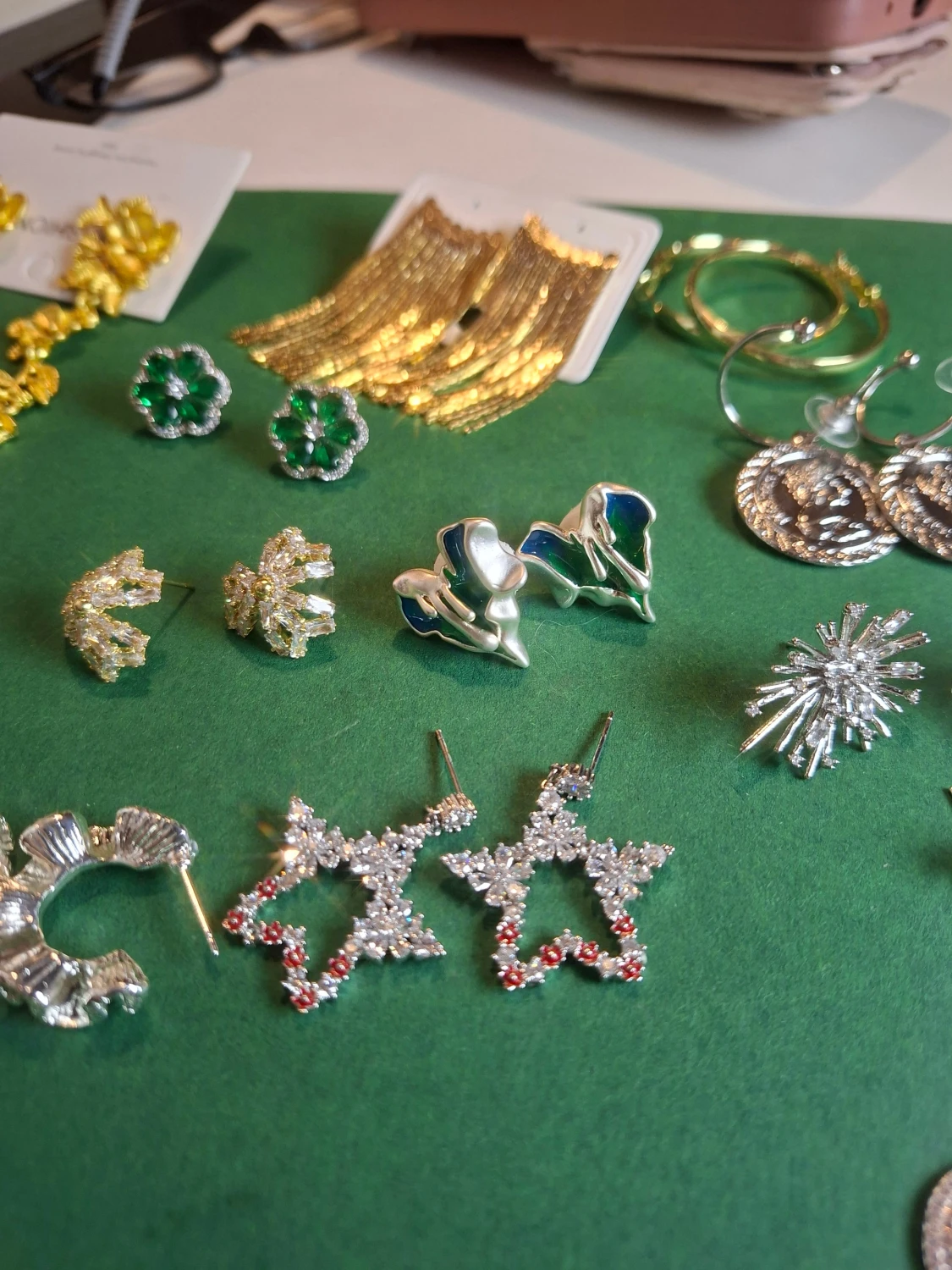 Mix av örhängen i guld och silver - 4