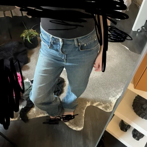 Blå wide jeans från IVY, storlek 25 - Säljer ett par blå jeans från IVY i storlek 25. Modellen har hög midja, raka ben med wide. Men dom passar jättebra om man vill ha dom lågmidjade också som jag dom är använda 2gånger💞💞