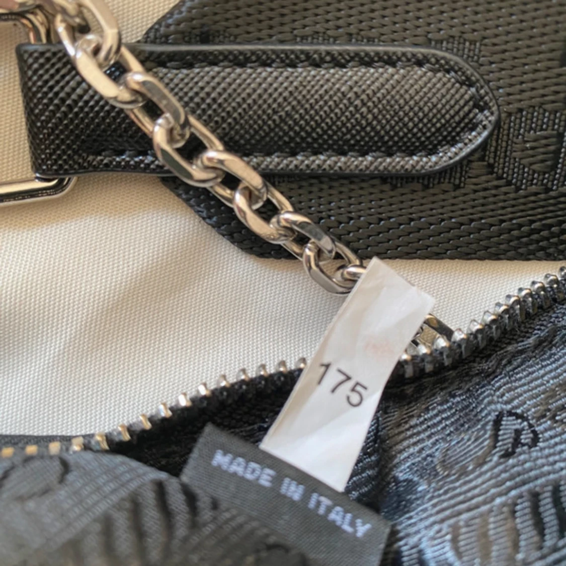 Svart axelväska från Prada  - 4