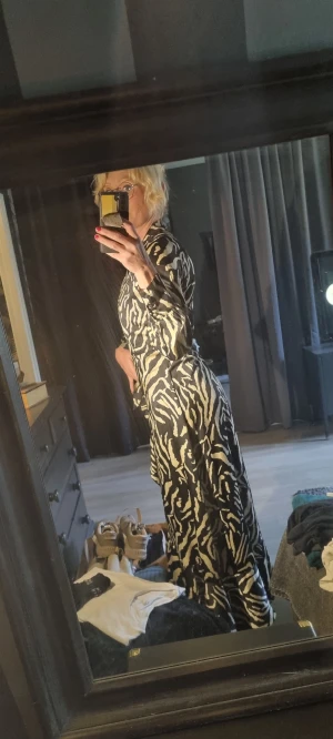 Zebramönstrad omlottklänning från Object MITT BÄSTA KÖP! - Snygg lång omlottklänning från Object med zebramönster i svart och beige. Klänningen har lång ärm, v-ringning och knytband i midjan för en smickrande siluett. Materialet är mjukt och följsamt, perfekt för dig som gillar att sticka ut med coola mönster. HELT UNDERBAR!!!!! 