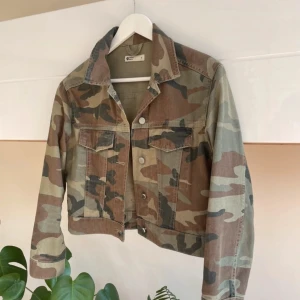 Militär jacka!! - Säljer denna jättesnygga militär gröna jacka. Den är köpt från Vinted (obs: inte mina bilder), sjukt bra skick, inga defekter. 