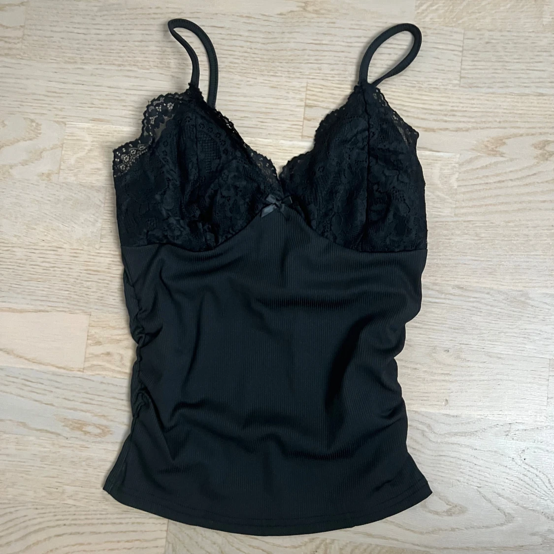 Svart spetslinnetopp med smala bandđ€