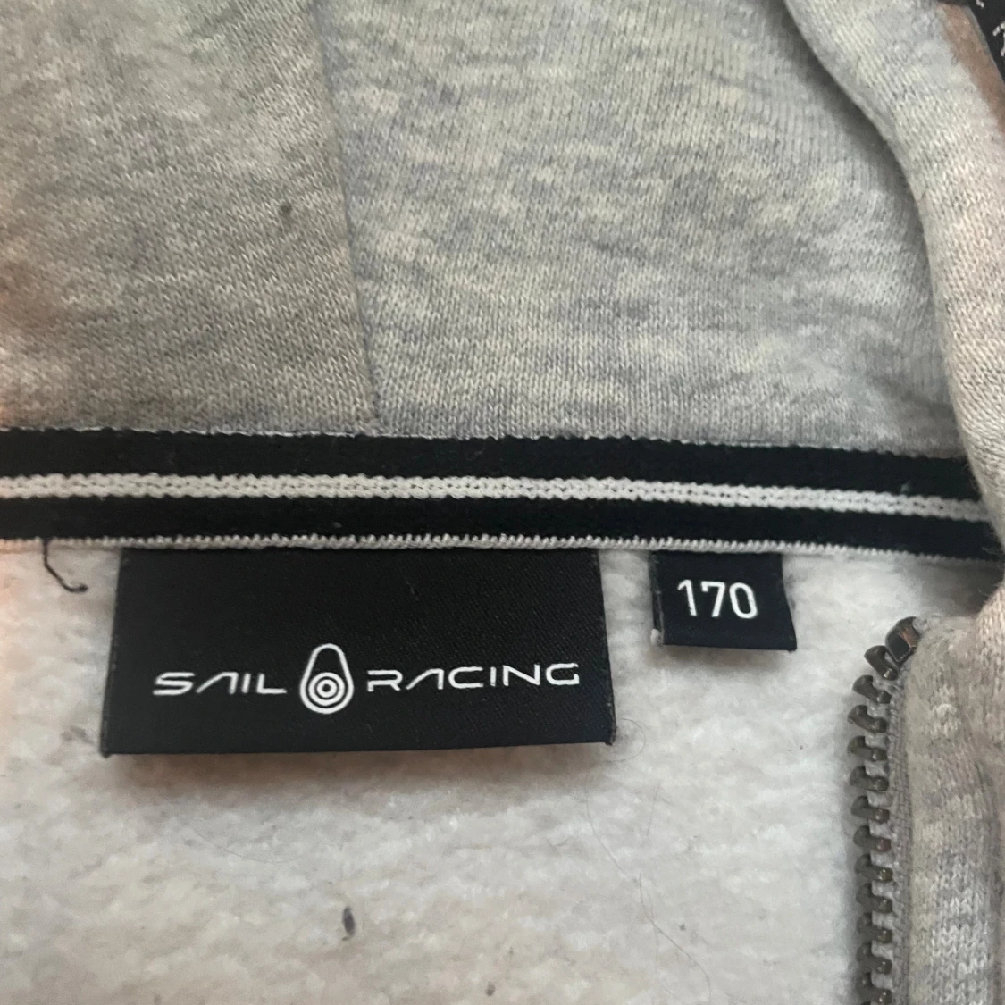 Grå hoodie från Sail Racing med huva - 1