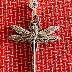 By prisförslag- 1 st Silverfärgat örhänge med trollslända och diamant - Unikt diamant örhänge i silverfärg med en detaljerad trollslända som hänge. Ovanför hängsmycket sitter en gnistrande sten som ger extra bling. Perfekt för dig som vill sticka ut med ett coolt och naturinspirerat smycke.