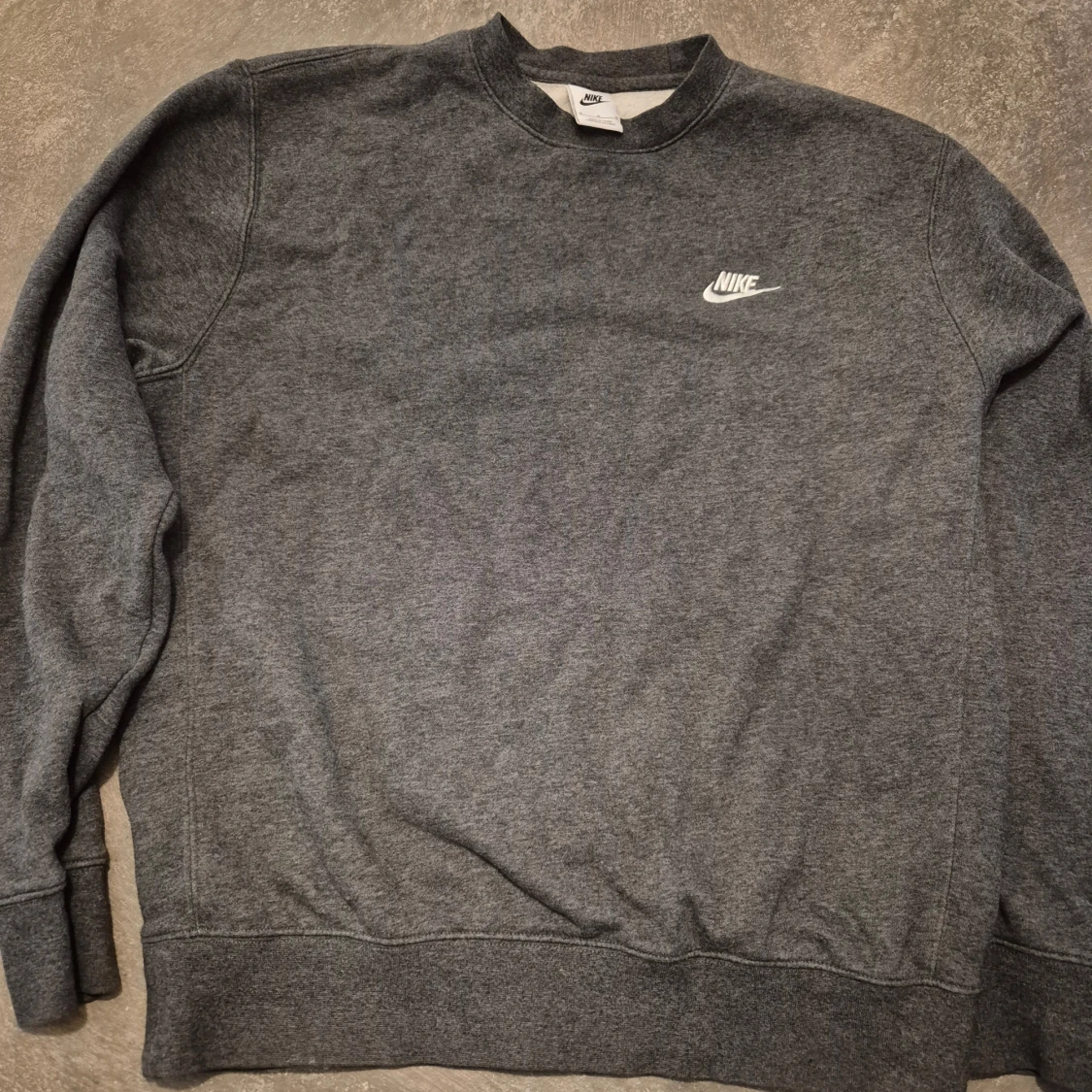 Grå Nike sweatshirt med logga