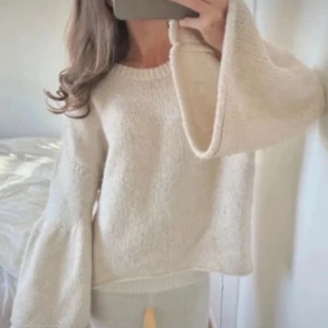 Stickad tröja - Jättefin unik stickad tröja med volangärmar!!💓💓