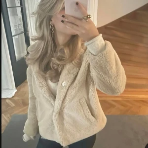 Teddy jacka med huva - Säljer en fluffig jacka med huva från Zara storlek  M men är som en S🥰 Fint skick😍