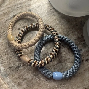 Tre kknekkisar  - Säljer tre originella kknekkisar en i ljusblå, en i guld och den sista är blandad med beige/brunt/grönt. Älskar dessa till håret men jag har allt för många. Perfekta att ge bort i julklapp eller för julklappsspelet❤️ hör gärna av dig vid frågor❤️