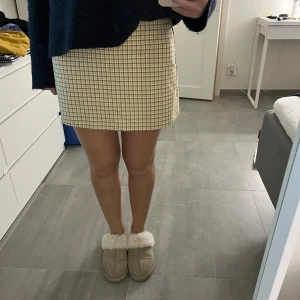 Rutig kjol - Superfin rutig kjol från Monki, helt oanvänd med prislapp kvar💕