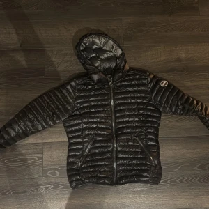 Höst jacka  - Säljer min colmar jacka då den har blivit lite för liten för mig. Den är storlek xs-s och sitter väldigt fint på! Finns inga tecken på användning Köpte för 1800!! Perfekta sommar jackan🥰🥰