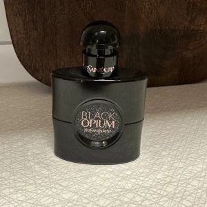 YSL Black Opium le parfym 30 ml Parfym - Black Opium la parfum från YSL i 30 ml, se sista bilden för att se mängden som är kvar