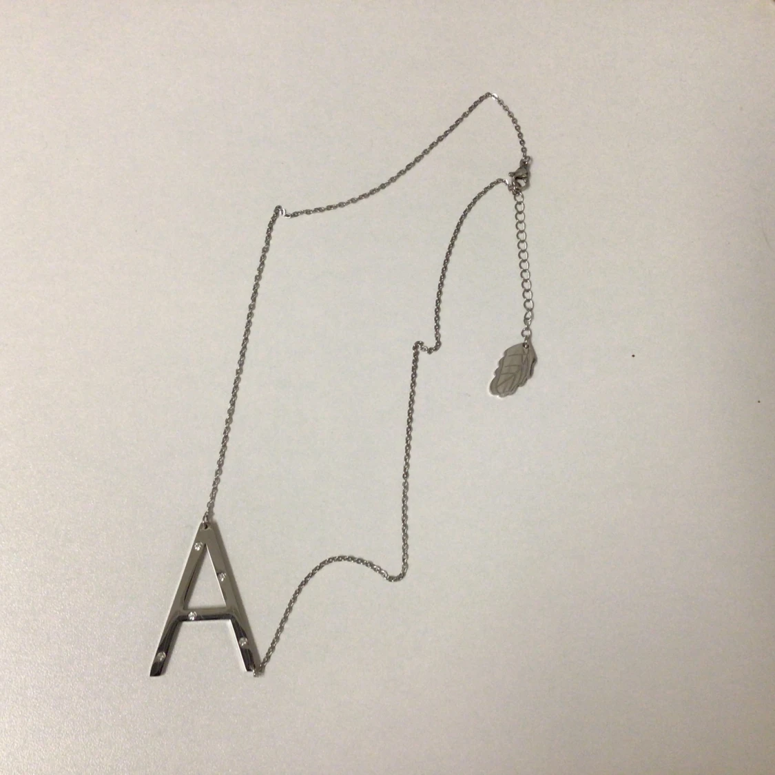 Silverhalsband med bokstav A från Ioaku