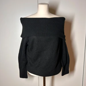 Stickad off shoulder tröja  - Svart stickad off shoulder tröja. Storlek xs men passar även s då den är lite oversized.  Köp sker via köp nu, jag postar inom 24h. Kvar tills markerad såld.