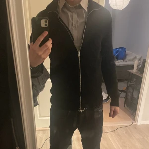 East west fullzip  - Säljer denna snygga stickade full zipen från East west | storlek:M men passar S | skick:9/10🤩 nypris: ca 900 | mitt pris:400⚡️ hör av er vid frågor!