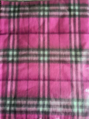 Julklappstips! Fleece Halsduk I Klassisk Mönster  - Helt ny i sin förpackning. Snygg och mjuk halsduk med klassiskt rutigt mönster. Halsduken har långa fransar i ändarna och är perfekt att svepa runt halsen för extra värme. Materialet känns som fleece och är riktigt skönt mot huden.