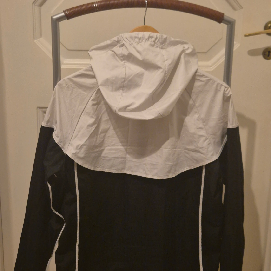 Nike svartvit vindjacka med huva M - 1