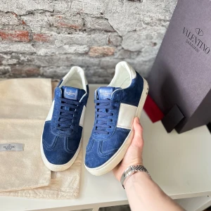 Valentino Flycrew - Mycket bra skick, endast två nitar saknas. Nypris ca 10 000kr. Storlek 43.  Box+kort+Dustbag medföljer. Skriv för mer information🤝