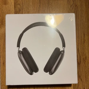 Airpods Max - Helt nya Apple Airpods Max i originalförpackning, fortfarande plastad. Over-ear hörlurar med aktiv brusreducering, hög ljudkvalitet och medföljande Smart Case. USB-C anslutning. Perfekt skick, inga synliga defekter eller slitage.