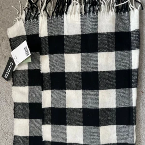 Rutig halsduk från H&M  - Aldrig använd, helt ny! Fler frågor? Kontakta mig! 🤍🌸