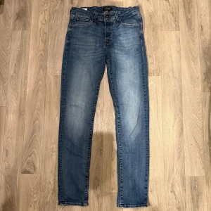 Jack & Jones Jeans Slim Glenn Blå W32 L32 - Sjukt snygga blåa Jack & Jones Slim/Glenn jeans i storlek W32/L32. Mått - Midja: 37cm, Benlängd: 102cm. Modellen är 184cm & 63kg. Hör av dig vid funderingar!🤩