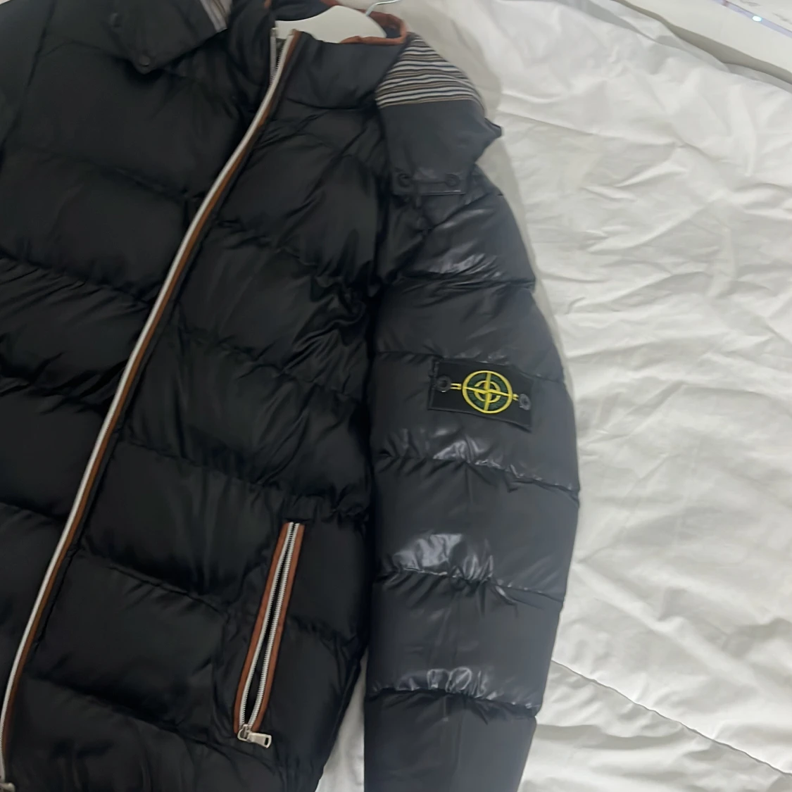 Svart pufferjacka från Stone Island - 1